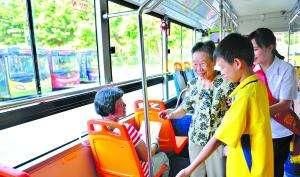 外孙女|公交车上姥姥抱着熟睡的外孙女蹲地上，无人让座，网友：心寒啊