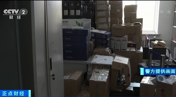 假扮|神秘门店大门紧闭,女子频繁出入!民警假扮求职者发现...