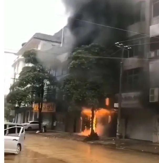  不顾|店铺凌晨突发大火，店主不顾阻拦冲进火海！接下来一幕......万幸！