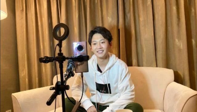  花钱买|现场直播孟鹤堂不允许观众花钱买礼物，说他们是付钱的