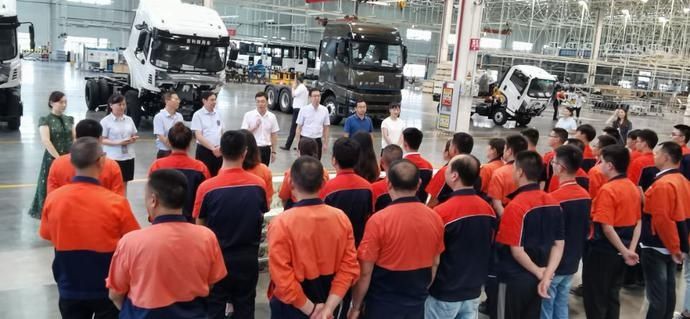  竟然|啥操作？今天下午的南充嘉陵这几个领导竟然给这些人送起了礼物！