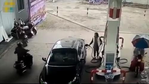  加油站|男子趁女车主加油开车门偷包，慌张逃跑撞墙晕倒，狼狈样令人笑喷