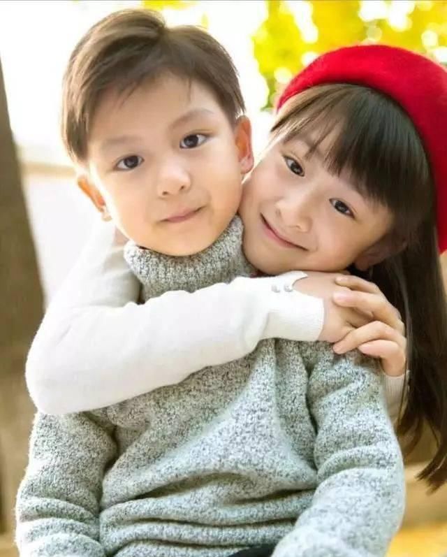  参加节目|昔日“跳水冠军”，晒出8岁儿子近照，爸爸基因遗传的一滴不剩