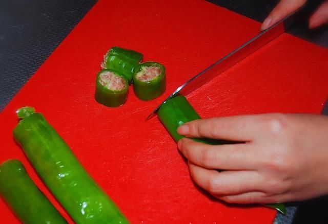 下酒|尖椒别再炒着吃,教你一个特别版尖椒酿肉,麻辣鲜香,下酒又下饭