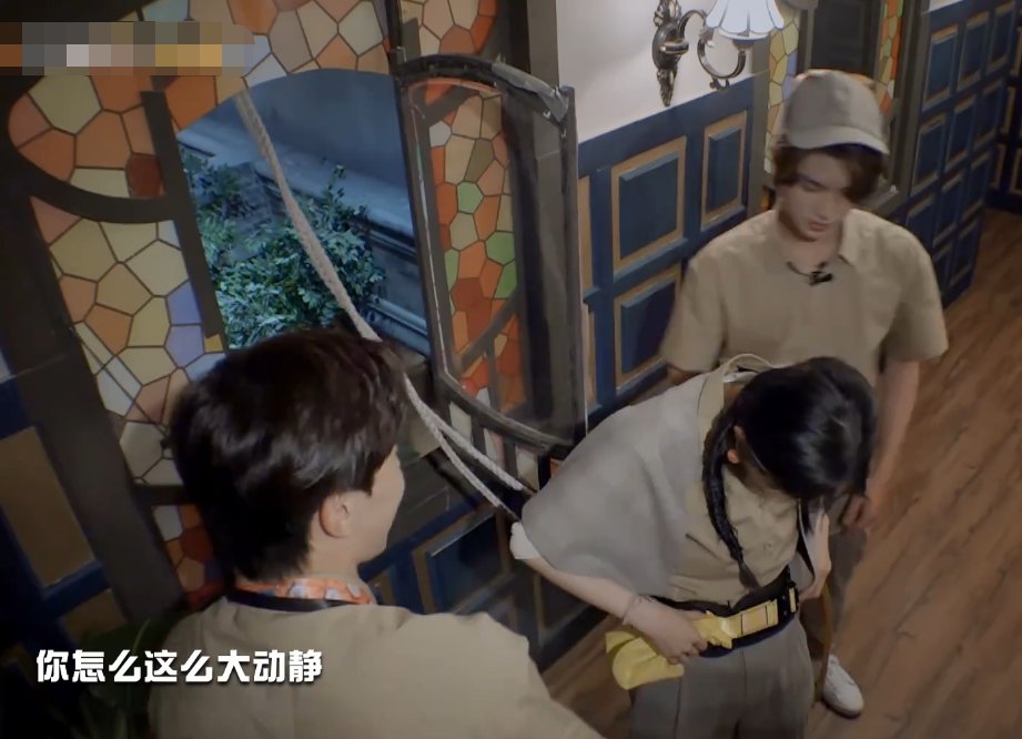  窗户|邓伦把杨幂从窗口抱出，我却注意一旁黄明昊的手，男生都该学习