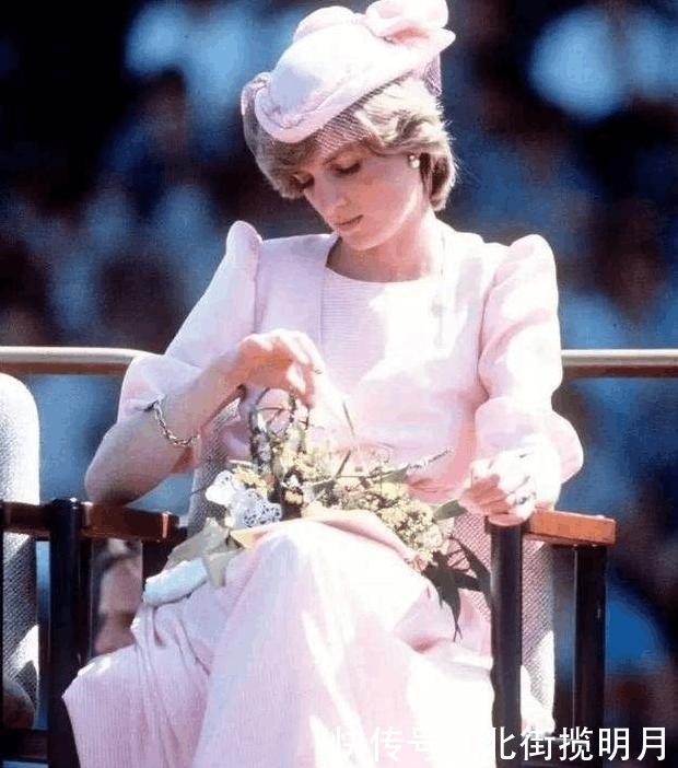  心中|戴安娜王妃老照片, 明媚的笑容难掩心中的落寞, 图五让人心碎不已