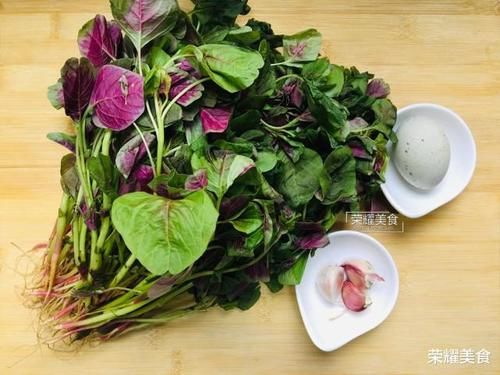  上汤红苋菜|七月苋菜金不换，这个月多吃点也无妨，刮油去脂，跟松花蛋是绝配