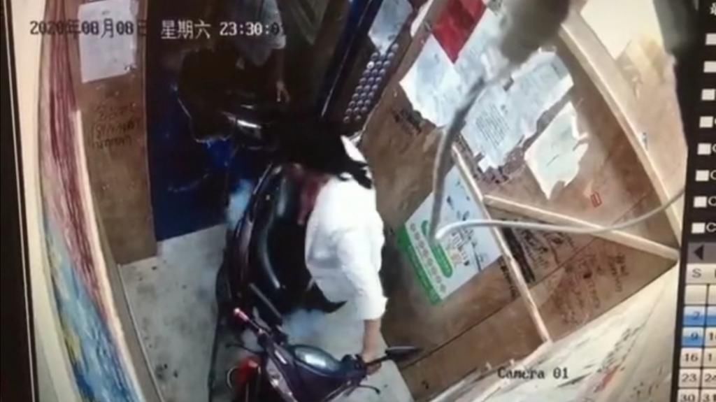  瞬间|女子骑电动车坐电梯，电瓶突然冒烟起火，电梯厢瞬间被浓烟吞噬
