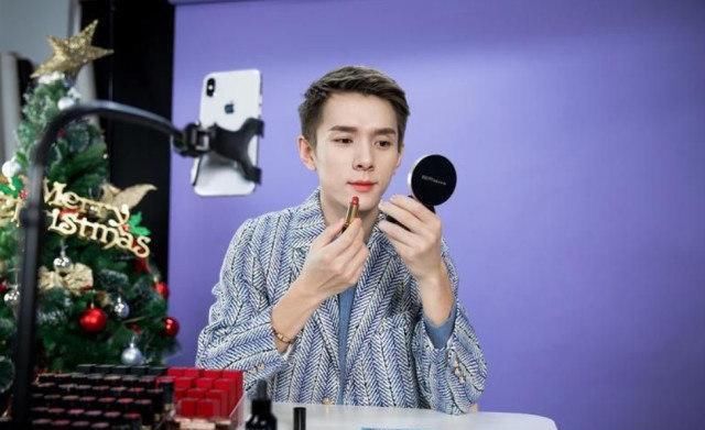  嘴巴|李佳琦一年要试色“上千支口红”，为什么嘴巴还那么Q弹？