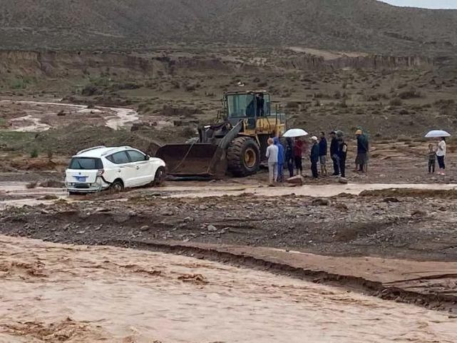 突遇|中卫:一对父子突遇山洪被困车内!幸亏......