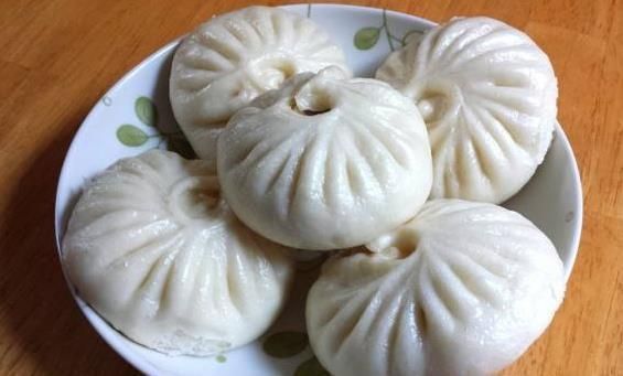 弄错|蒸包子时,用冷水还是热水和面很多人都弄错了,导致难看又难吃