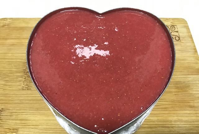 操作|法式甜点草莓慕斯,颜值高口味赞,操作非常简单,跟我一起做起来