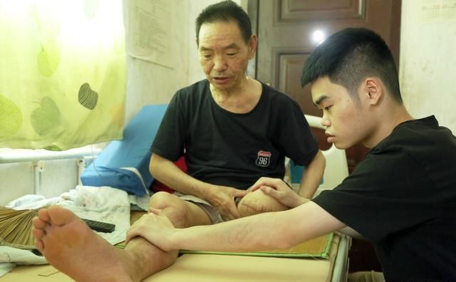  父亲|父亲只有1条腿，95后小伙为给爸安假肢，每天吃饭只花2块钱