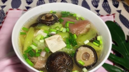  少许|家常菜推荐：猪蹄瓜菇汤、仔姜爆鸭腿、莲藕枸杞猪脚汤的做法