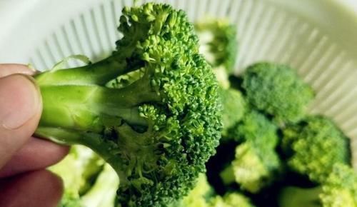  脆嫩|西蓝花不用焯水要牢记，多加这1步，脆嫩又好吃，营养也不流失！