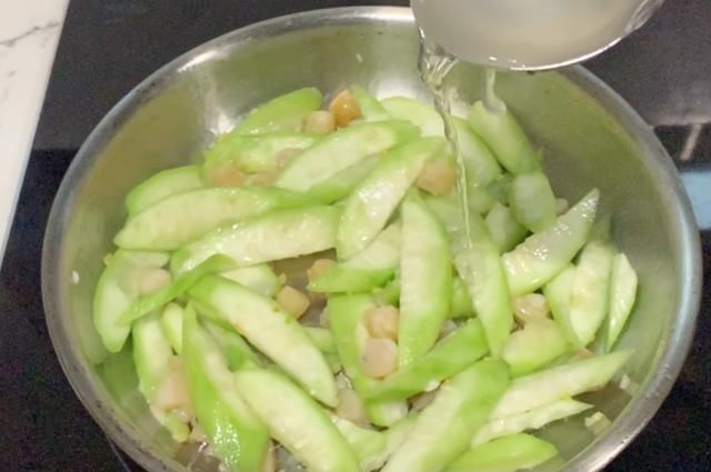  干贝|还直接下锅炒丝瓜吗？费油又难看，有了这一步，让你拥有爽脆丝瓜