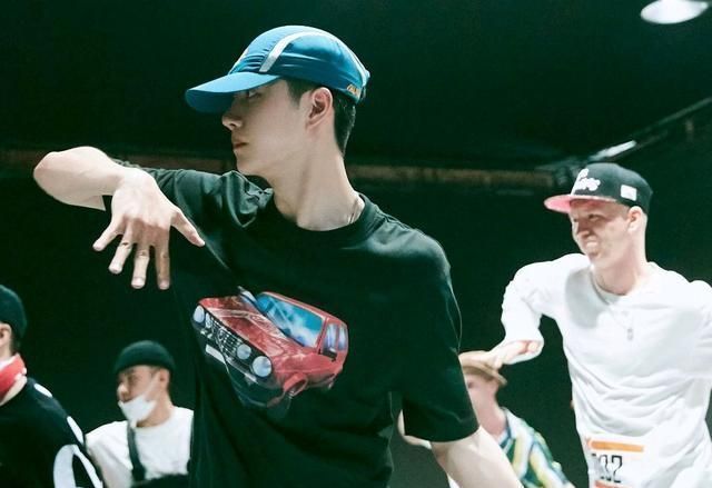  舞步|王一博扭着hiphop律动舞步, 既奇怪又嘚瑟, 网友以为脚崴了