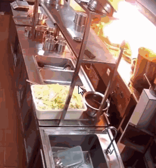 蓝朋友|20万网友围观女子炒菜，为何？