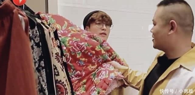 开心|张艺兴看热巴转圈捂嘴笑,主动跑到她身边,又因她的话过于开心!