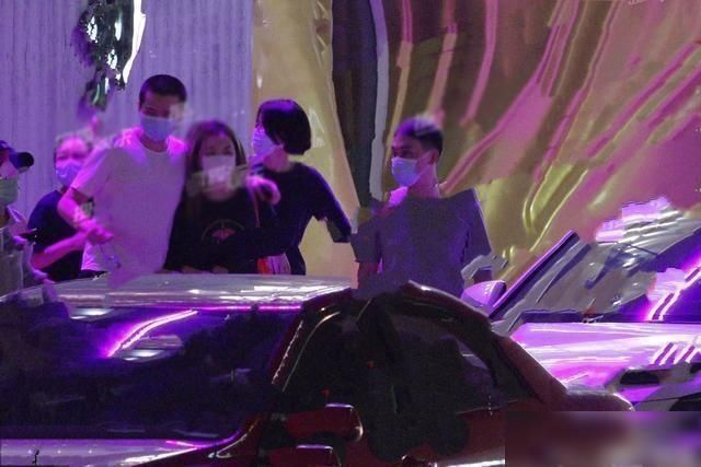 接地|李嫣太接地气了，一头金发现身街头摆地摊，路人纷纷上前合影留念