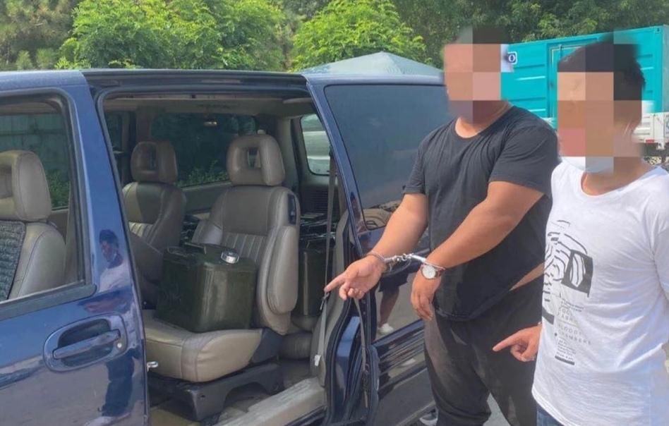加油站|壹现场丨带着油桶马路边私设“加油站” 两男子被刑拘