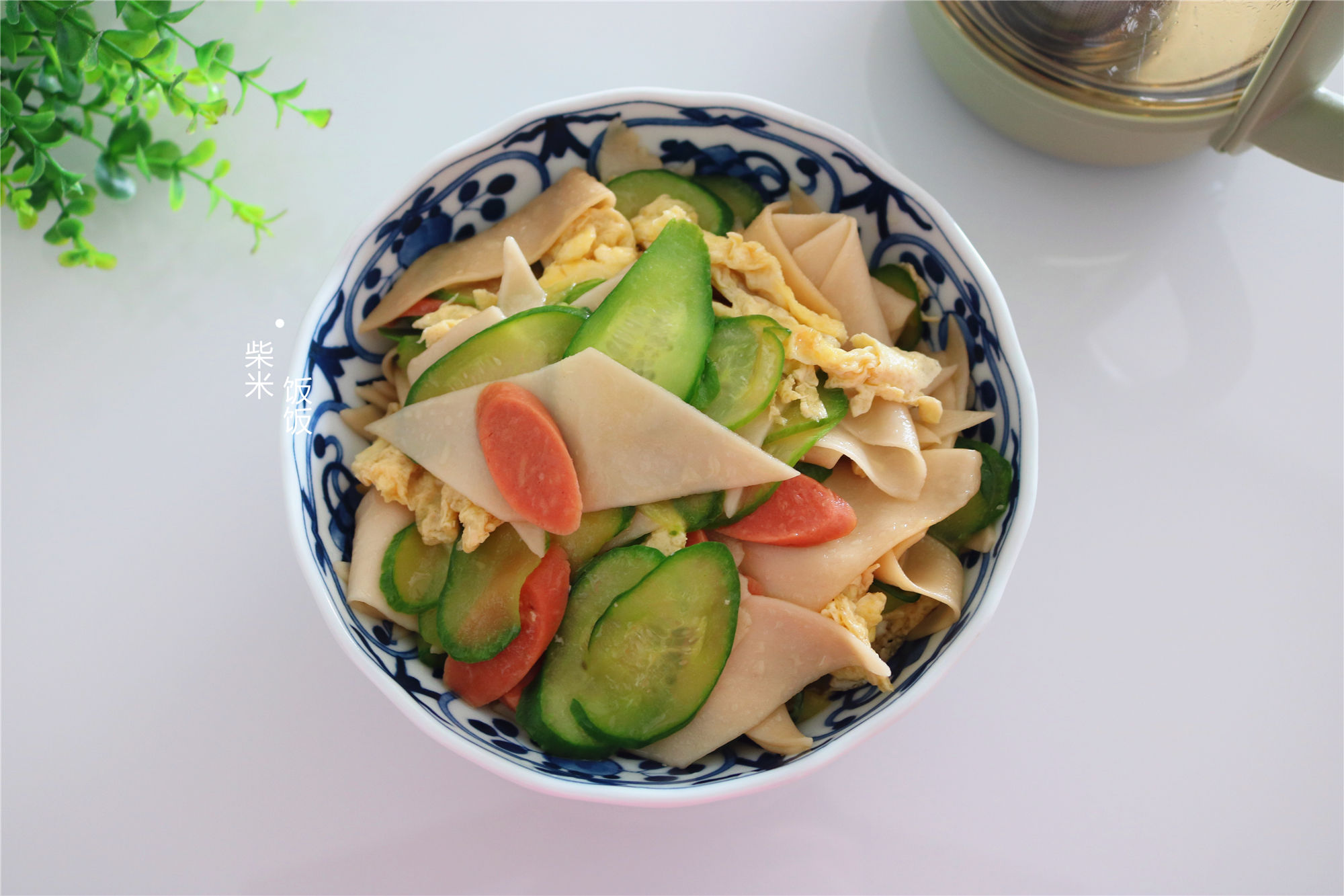  鸡蛋|娘俩的懒人午餐，饭菜一锅出，每人一碗，网友：真省事