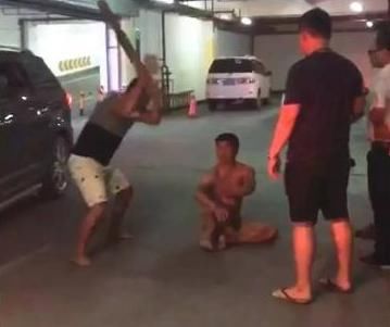 棍棒|男子带岳父和大舅子捉奸，手持棍棒围殴情夫，却反遭情夫开车碾腿