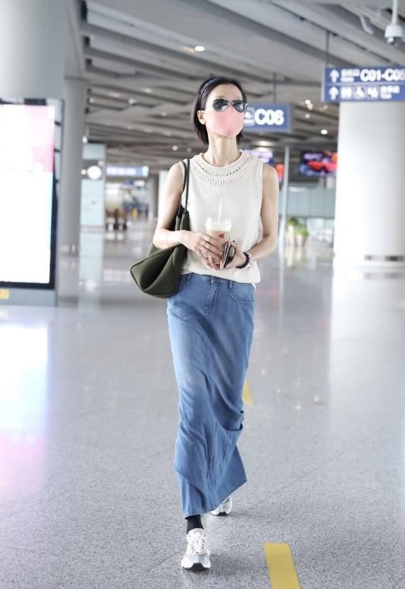  杜鹃|杜鹃身材太瘦了，腋下包包显得她十分娇小，无袖上衣更是显身材