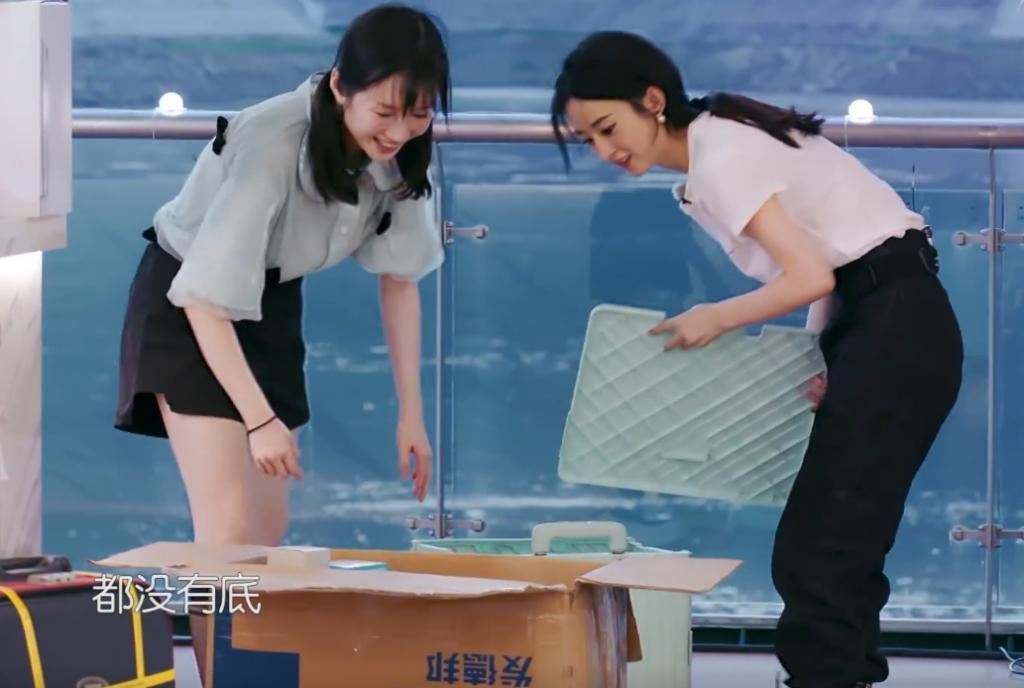  认知|中餐厅：赵丽颖自带凳子，摆好看清形状，刷新了对女明星的认知