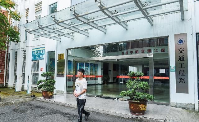  熊洞|从爬着上学到站立支教 专访凉山小伙熊洞：在梦开始的地方，像一盏灯照亮村庄