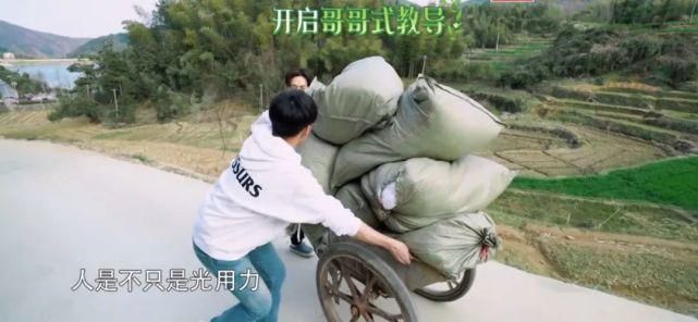  大华|被何炅黄磊踢出群聊，全网骂退出节目，却在韩国成万人追捧的音乐天才？