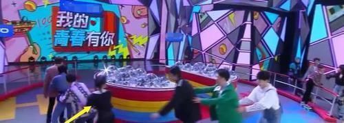  滑冰|蔡徐坤带着大家滑冰，宋威龙没牵好谭松韵，谭松韵的反应太可爱了