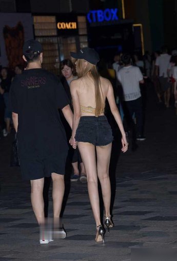  背心|小姐姐这件“省布料”背心上衣，不是谁都能驾驭得住啊！