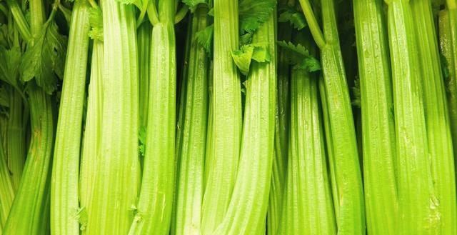 辣椒|炒芹菜时,有人焯水有人直接炒?大厨:都不对,教你正确做法