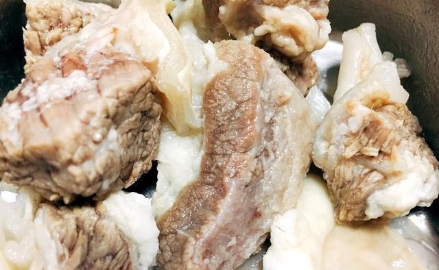  好吃|美味的牛肉茄子锅太好吃了，连筷子都装不下，这和米饭很相配