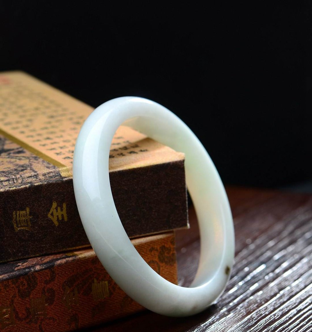  手镯|三千入手的翡翠手镯，以为捡到漏，到手一言难尽