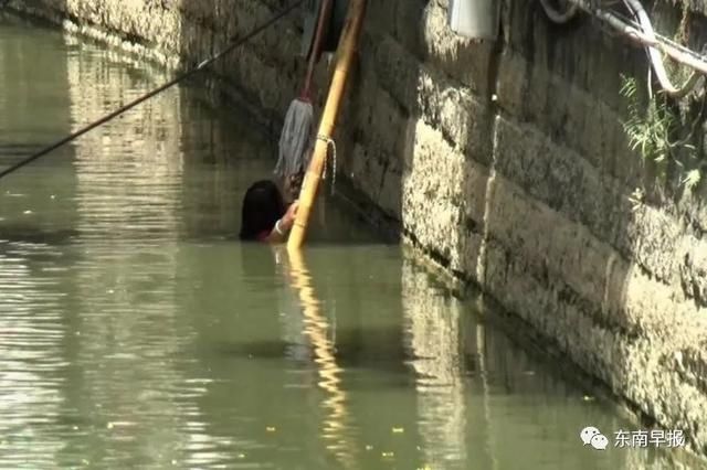 危急|危急!泉州市区:一女子在水中漂浮!只露出一个头……