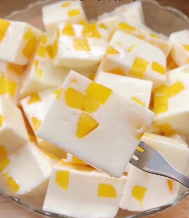 好吃|高颜值无色素又好吃的奶香芒果冻，Q弹爽口，做法简单零失败