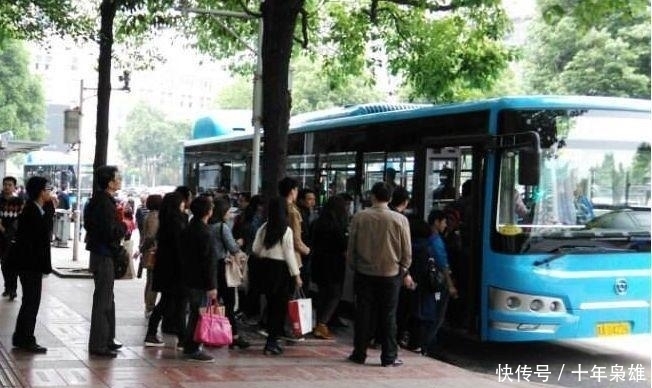 老人|老人逼小女孩让座, 身旁父亲的一段话, 让全车人反思