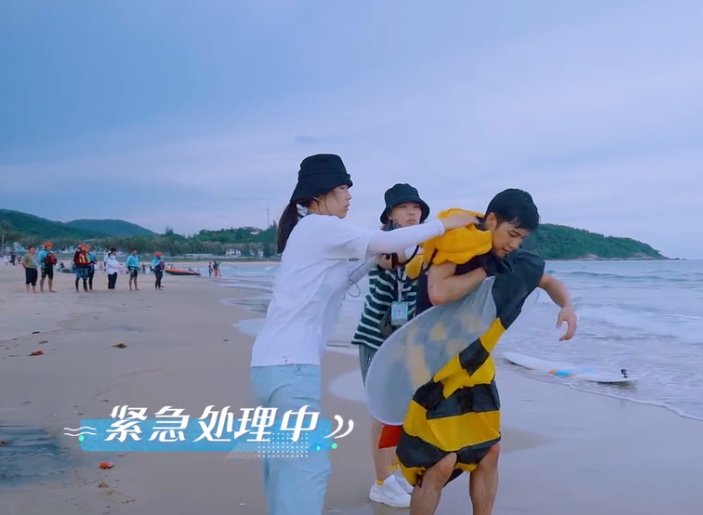  紧急|黄明昊冲浪撞翻韩东君，节目组紧急处理后，他的一个举动看出人品