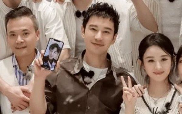 真实|黄晓明晒“全家福”, 却忘记给刘宇宁P图, 这就是网红的真实颜值