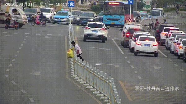 翻越|曝光！你翻越护栏的样子真的很丑！……