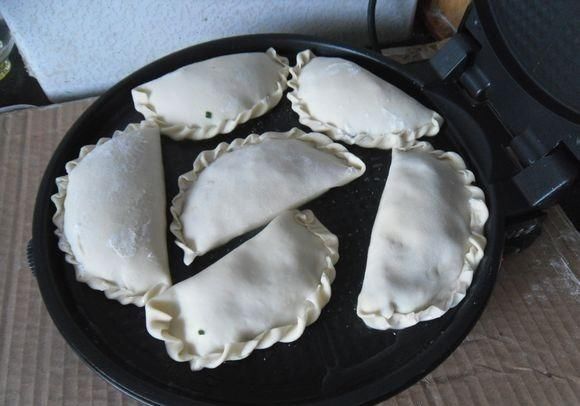  鸡蛋|这才是韭菜盒子正确做法，皮薄馅大，香味浓郁，一次8个不够吃