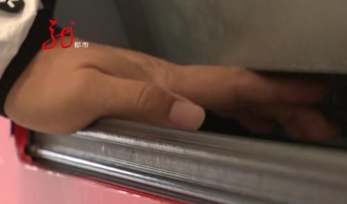  售货机|家长一个不留神，三岁男童手卡进售货机！民警立即赶来救援！