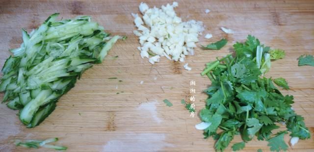  辣椒|夏天来一碗酸辣开胃的麻酱拌粉，太香了，做法也超简单