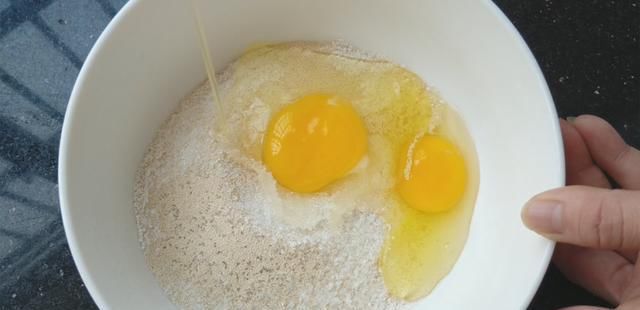 做法|古法蒸面包做法,1碗面粉2个鸡蛋,配方简单蓬松拉丝,比买的还香