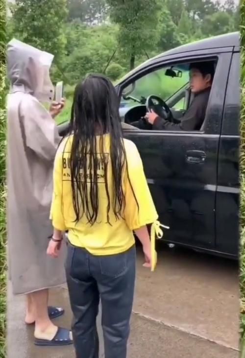  小伙子|小伙子在路边正准备给妹妹拍照，这时候路过一辆车，结果悲剧了