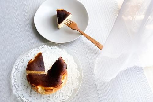  巴斯克芝士蛋糕|别再做电饭锅蛋糕了，现在流行它！比戚风蛋糕更柔软，简单零失败