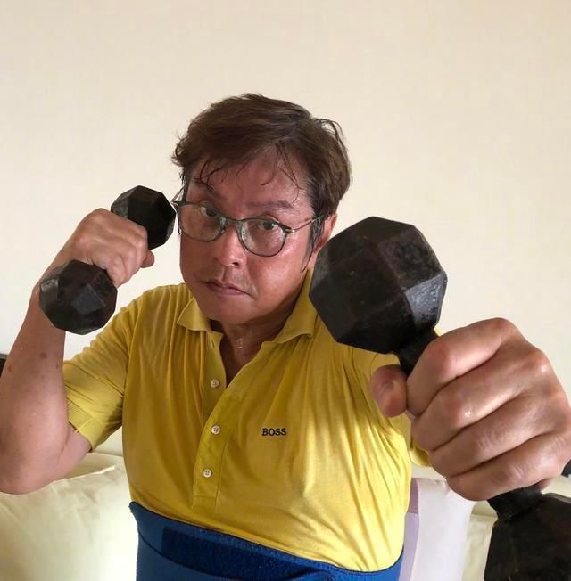  背心|69岁谭咏麟近照罕曝光！穿贴身背心胸肌壮硕，年近古稀仍高大威猛