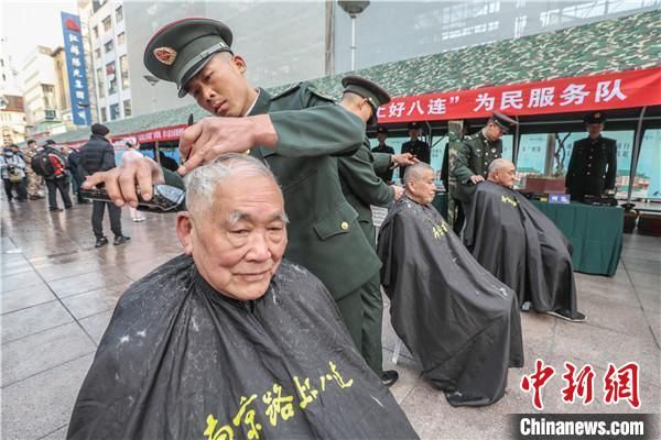 上海各界纪念“南京路上好八连”命名60周年
